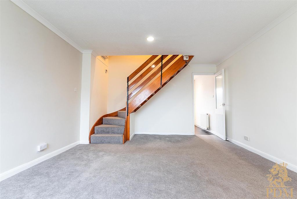 Property photo 3 of 18 93 Latimer Drive, Bramcote (9 Of 23).Jpg