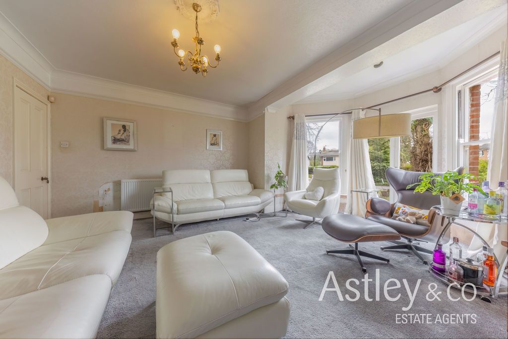 Property photo 3 of 28 Lounge