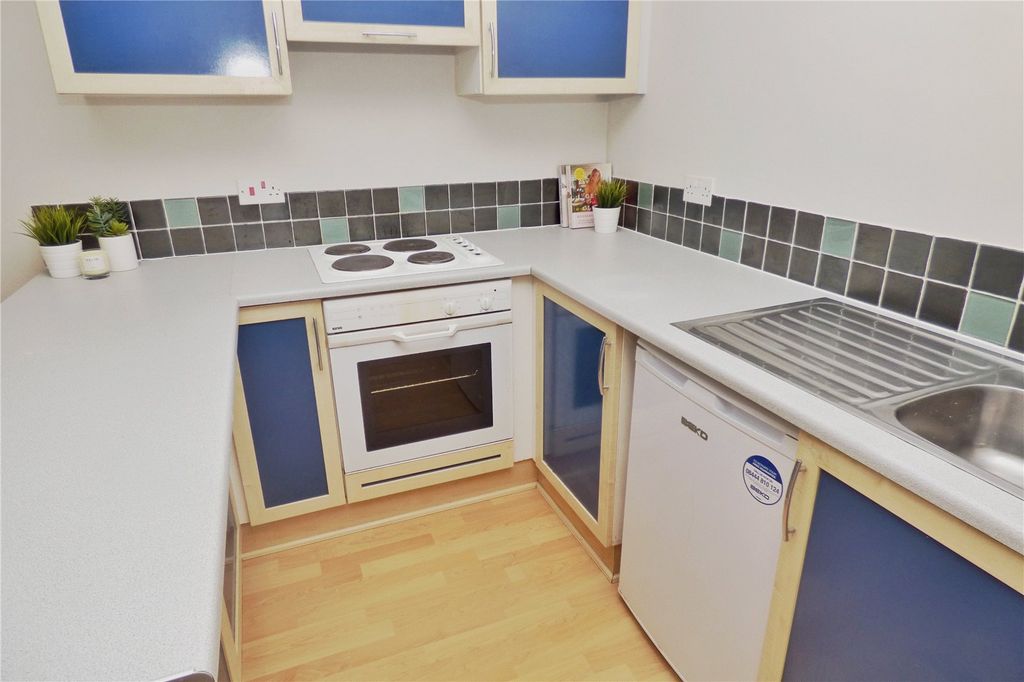 Property photo 3 of 11 Kitchen