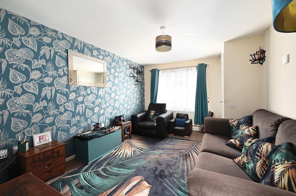 Property photo 3 of 10 Calleva Close