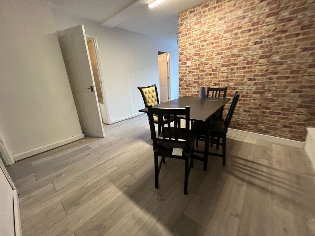 Property photo 1 of 10 Three Bedroom Ground Floor Flat Close To Goodmayes Station-
