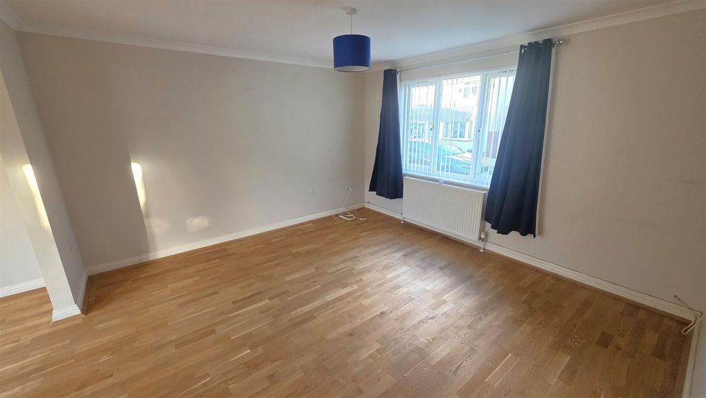 Property photo 2 of 13 Lounge.Jpg