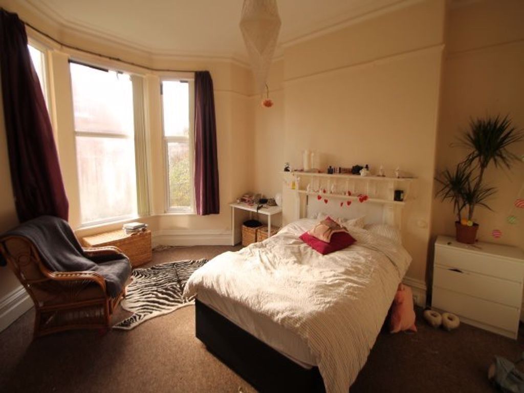 Property photo 2 of 17 A Bright And Cozy Master Bedroom Featuring A Comfo...