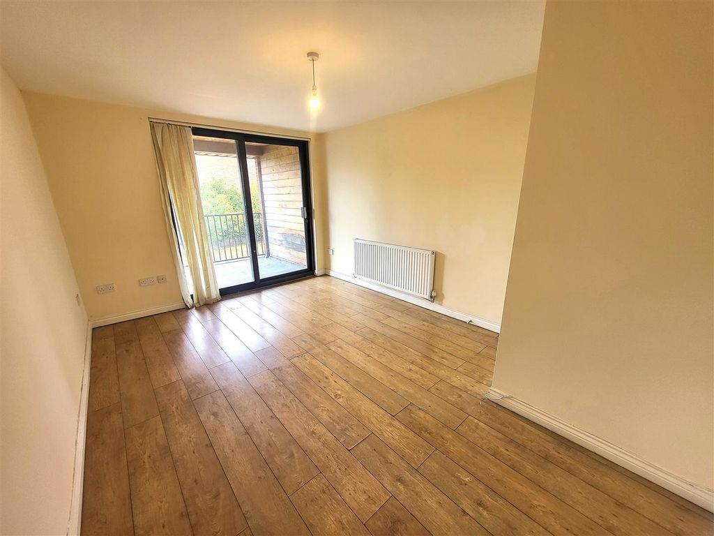 Property photo 2 of 15 Sitting Room Pic 1