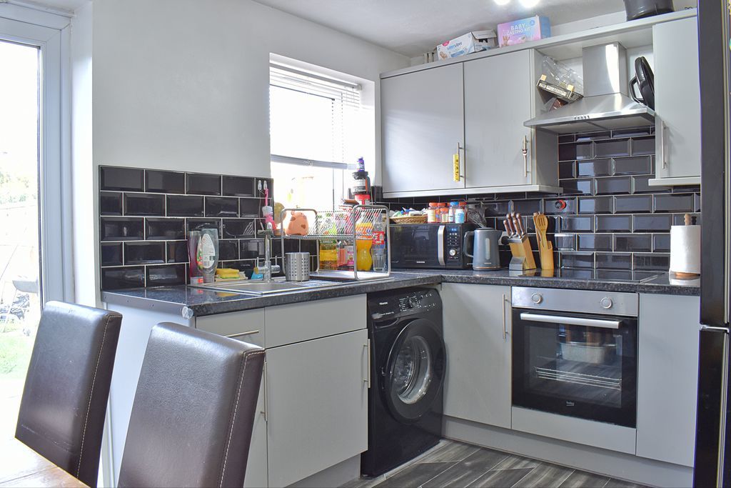 Property photo 3 of 9 Photo 6