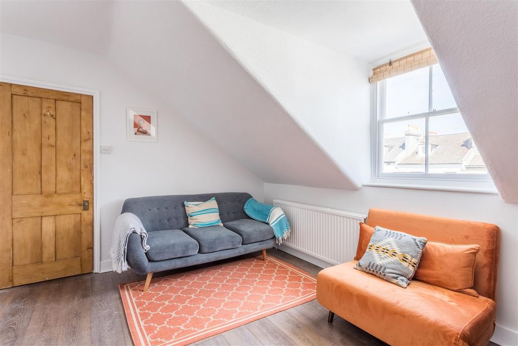 Property photo 3 of 24 Flat 6, 3 Denmark Terrace-7.Jpg