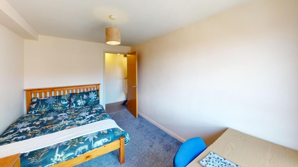 Property photo 1 of 8 Bright And Tidy Double Bedroom Featuring A Large W...