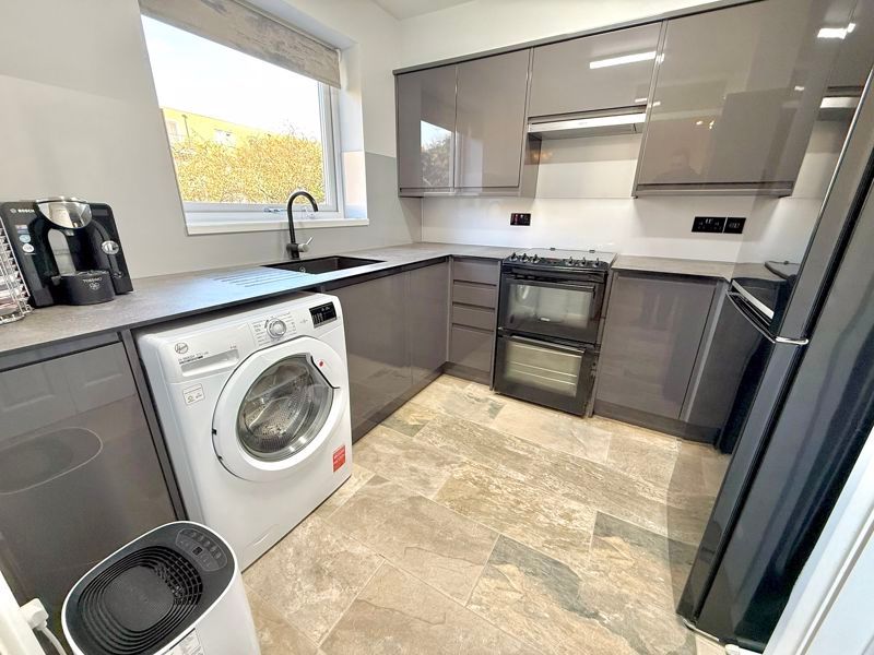 Property photo 3 of 11 Kitchen