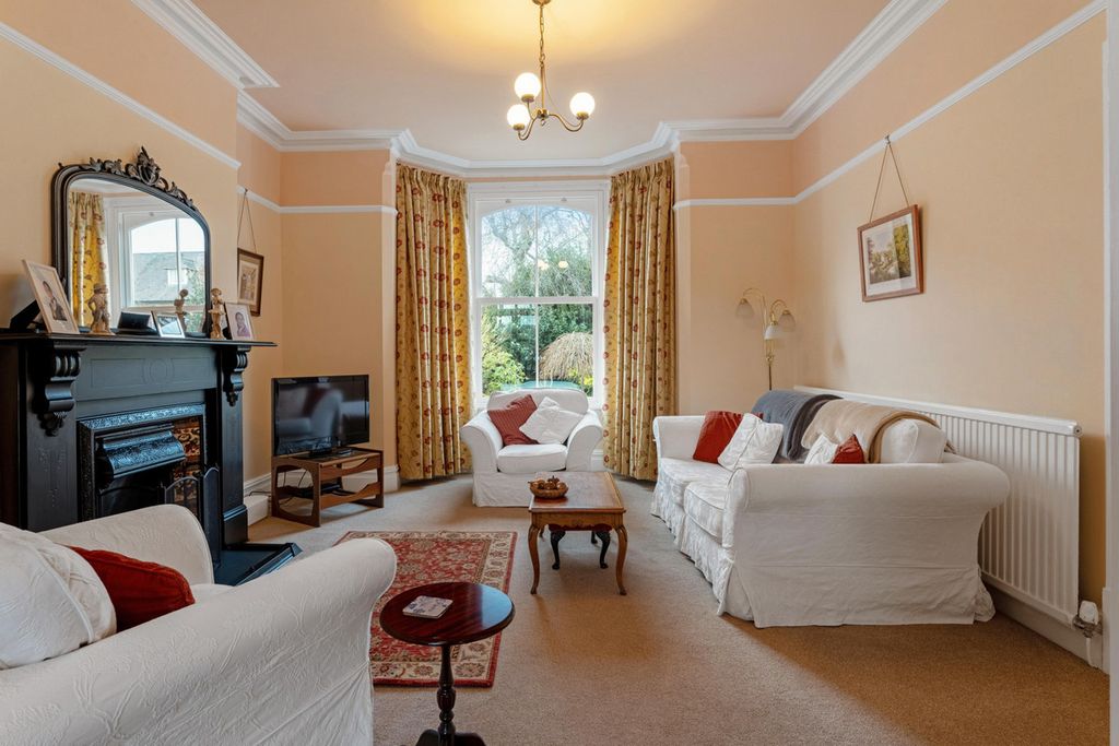 Property photo 2 of 33