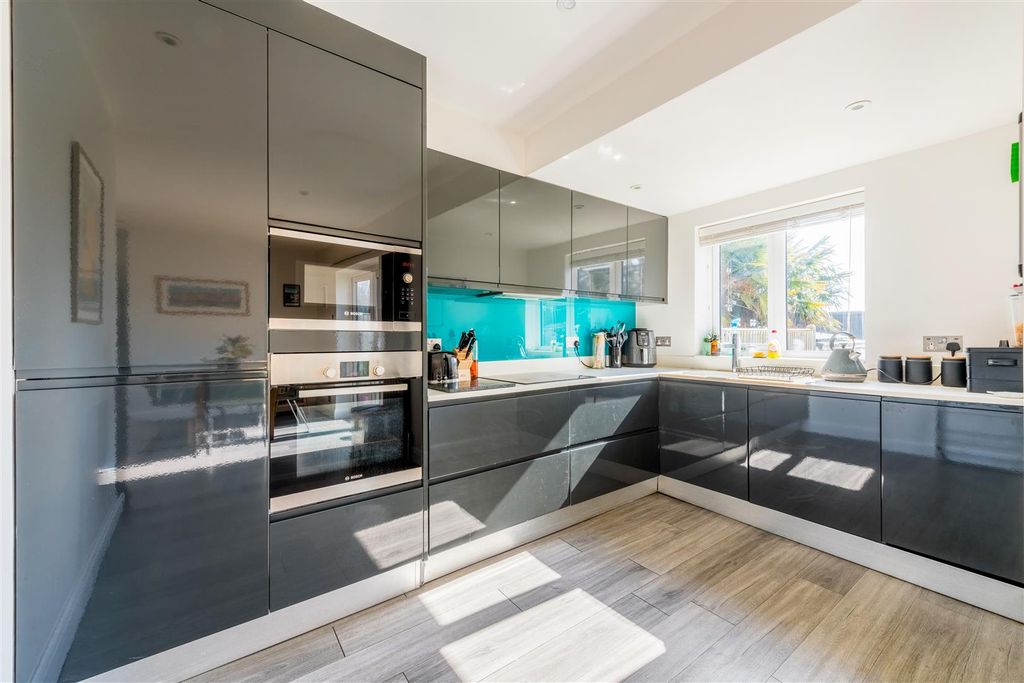 Property photo 3 of 33 18 Maple Gardens-3.Jpg