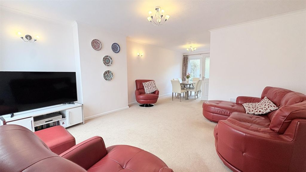 Property photo 2 of 33 Living/Dining Room