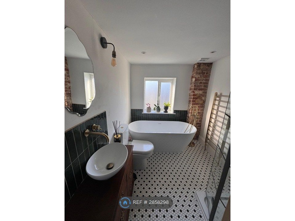 Property photo 2 of 22 Bathroom