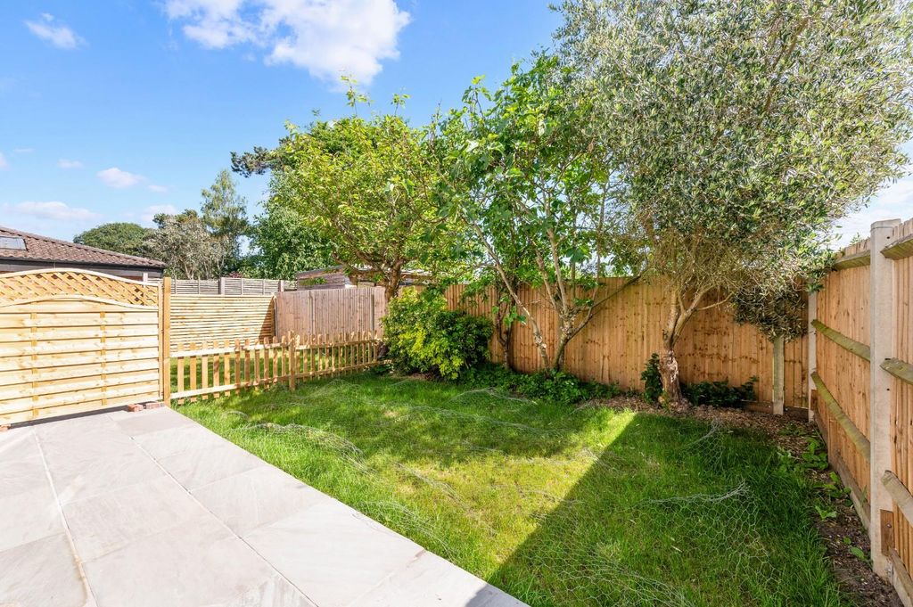 Property photo 3 of 16 Ewell Park Way (14).Jpg