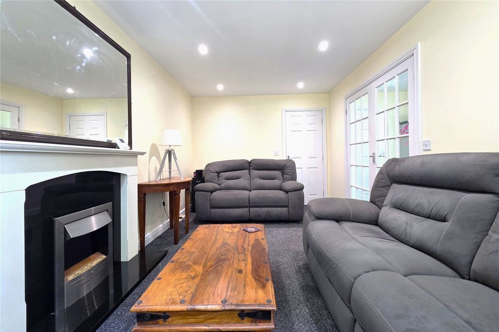 Property photo 3 of 18 Living Room