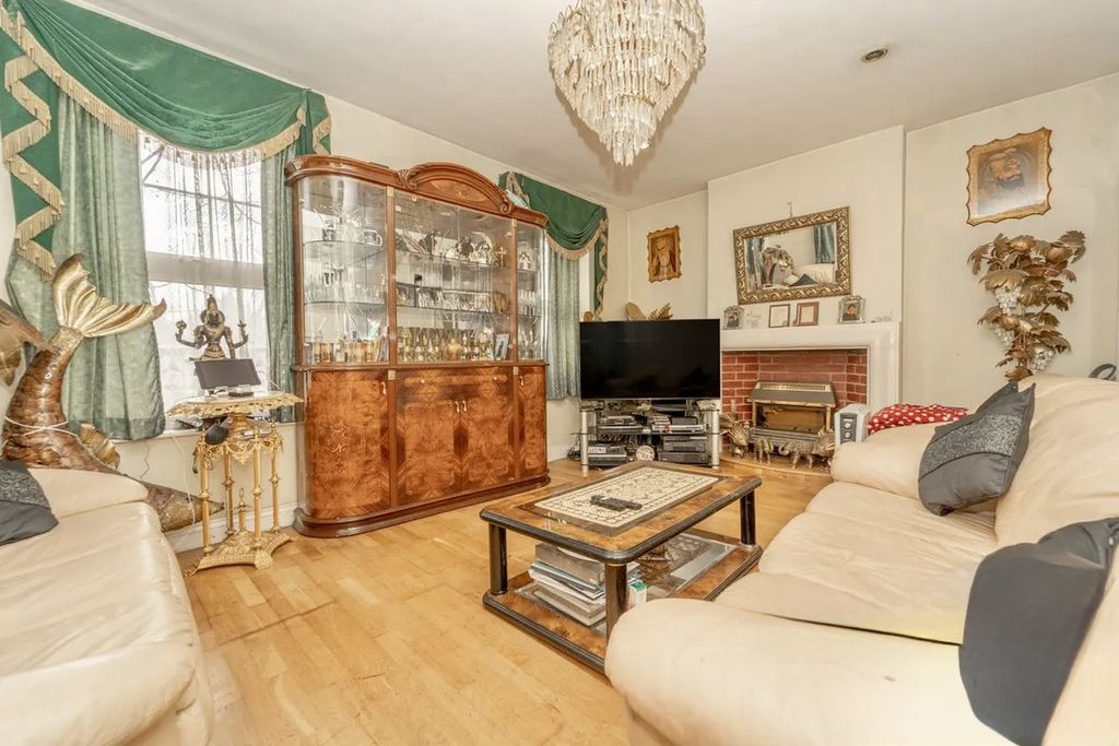 Additional image 11 of 7 bed detached house for saleGreat West Road, Hounslow, Greater London TW5