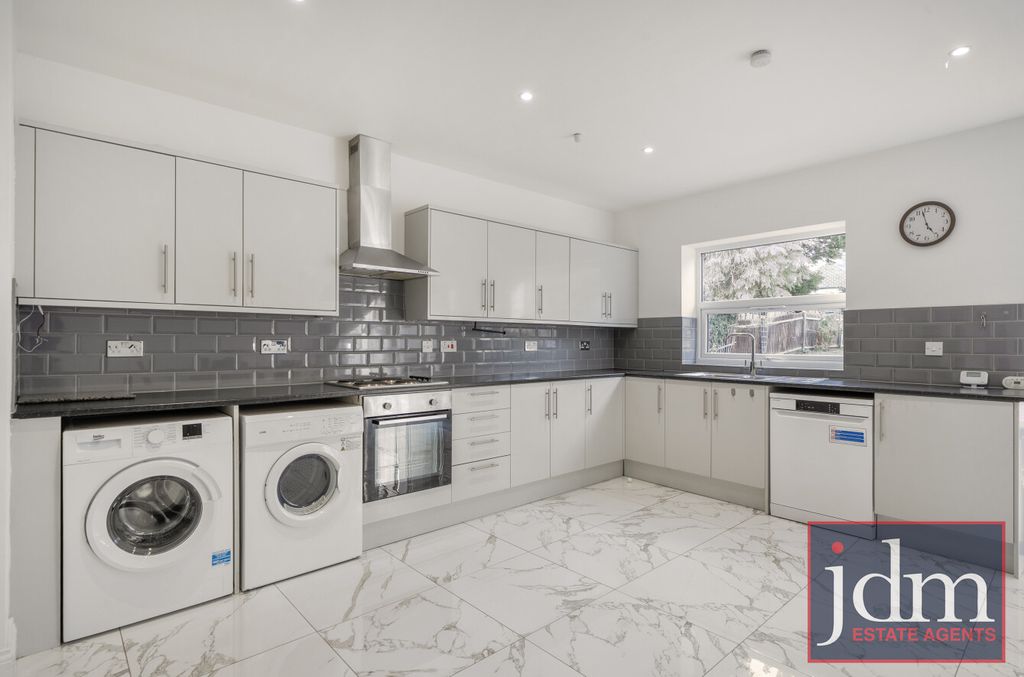 Property photo 2 of 13 998270c6-0Bcc-400...