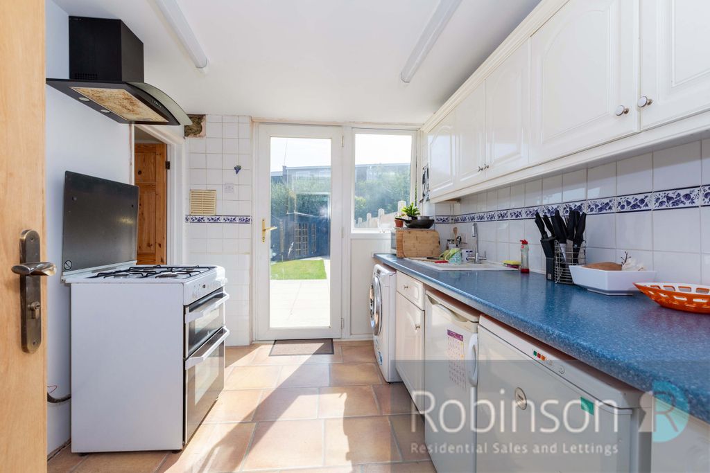 Property photo 3 of 12 18 Sunderland Road-15