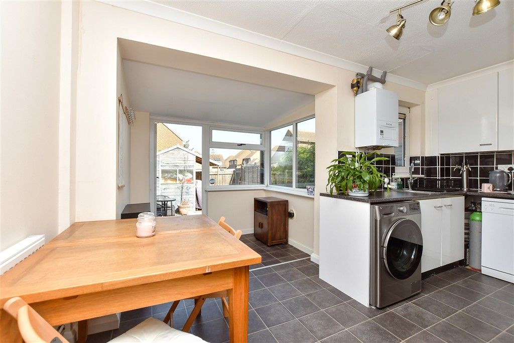 Property photo 2 of 12 Kitchen/Breakfast Area