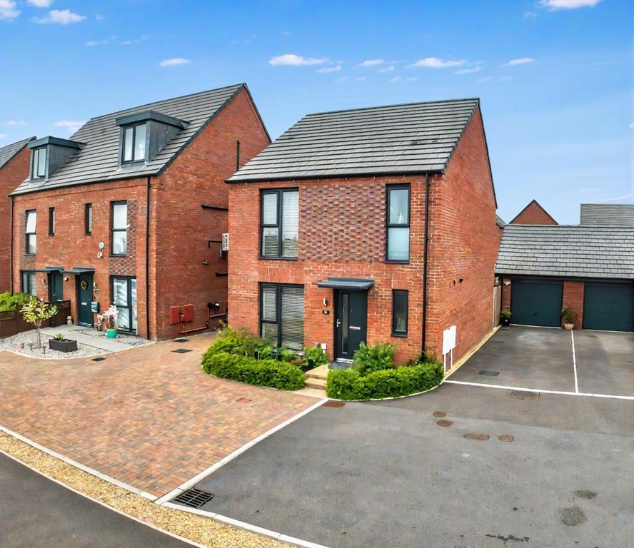 Property photo 1 of 21 Contemporary 3 Bedroom (Ensuite) Home
