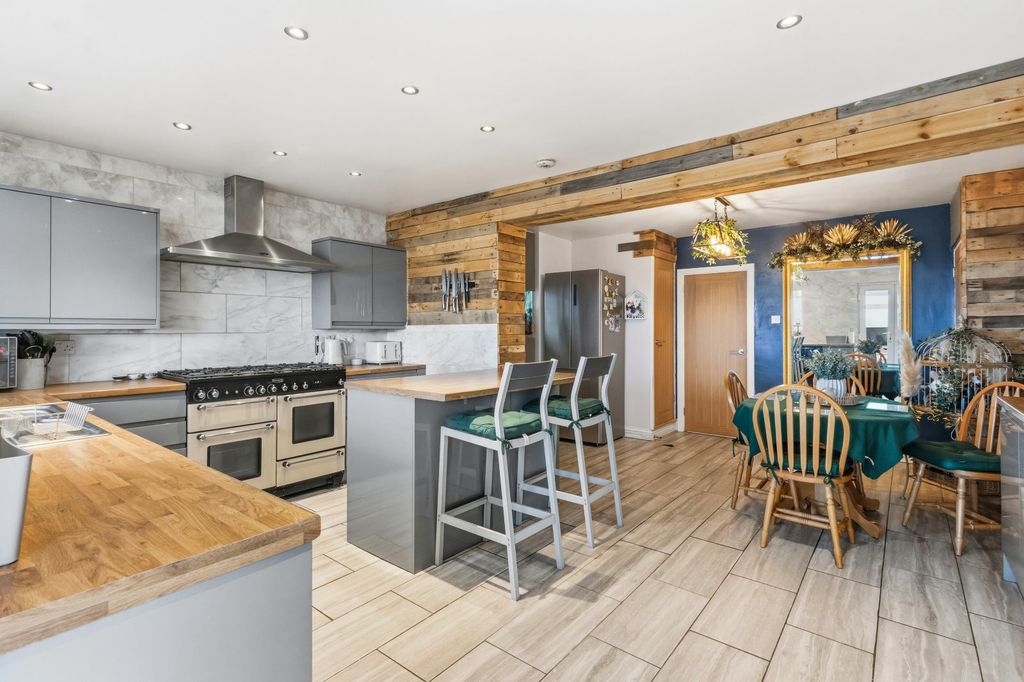 Property photo 3 of 27 Kitchen