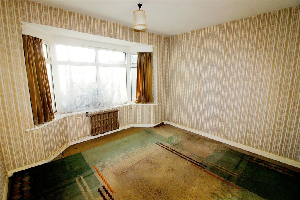 Property photo 3 of 12 Bedroom (2).Jpg