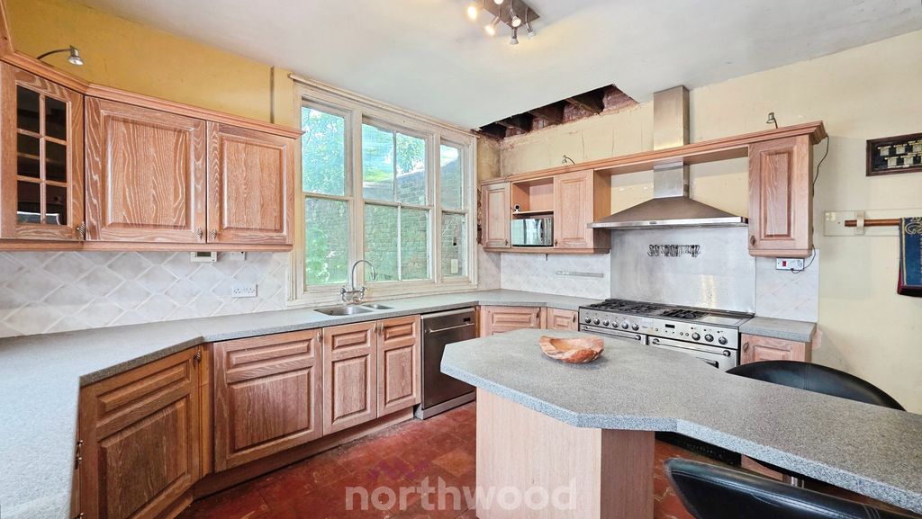 Property photo 1 of 33