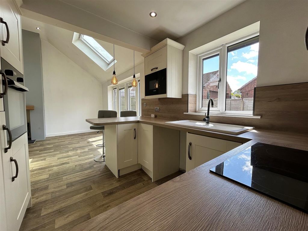 Property photo 2 of 11 Kitchen