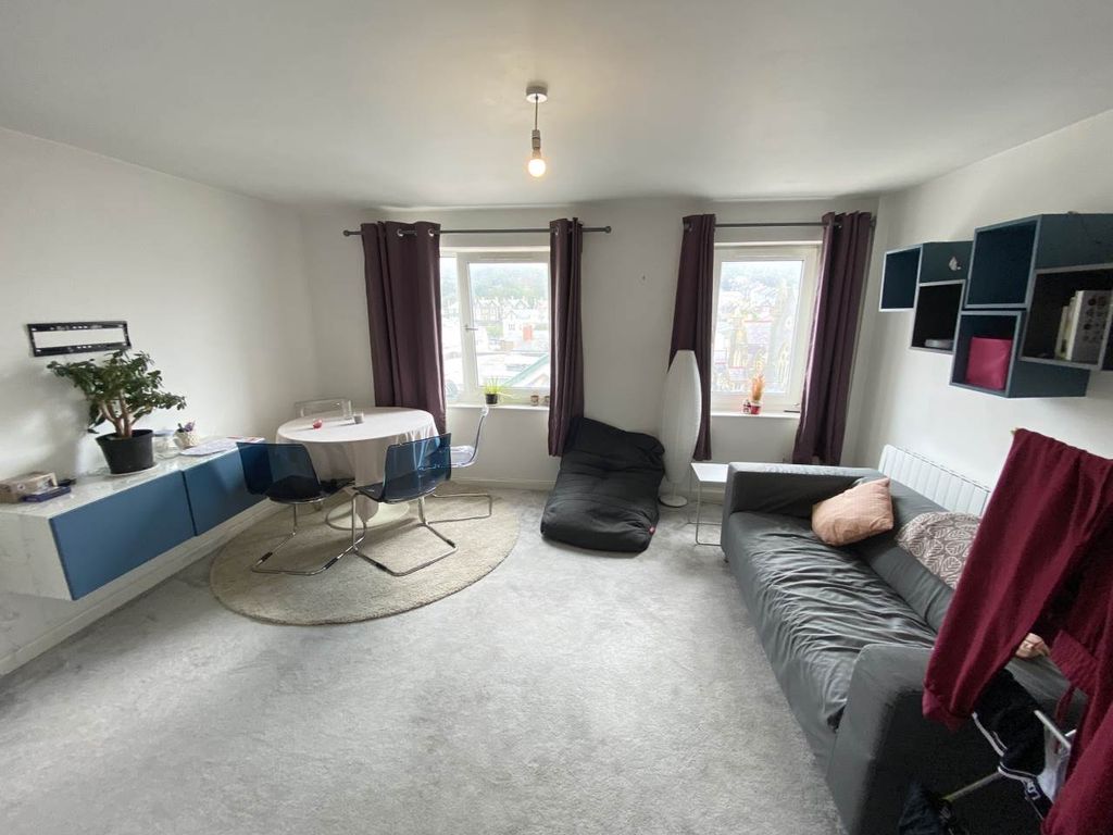 Property photo 2 of 8 Lounge1