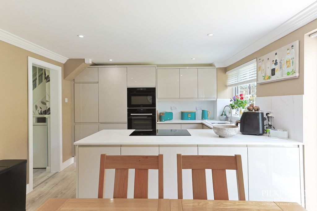 Property photo 3 of 12 4749623