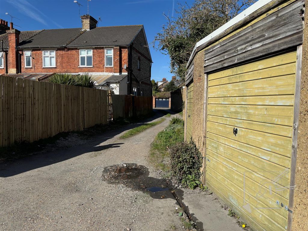 Property photo 3 of 6