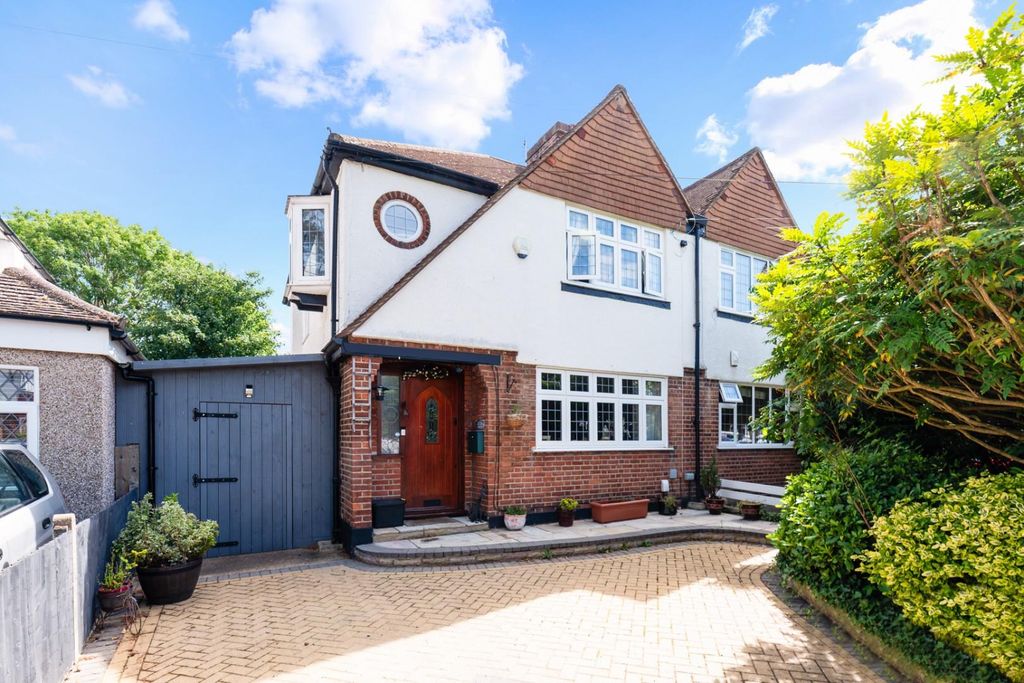 Property photo 1 of 16 Ewell Park Way (20).Jpg