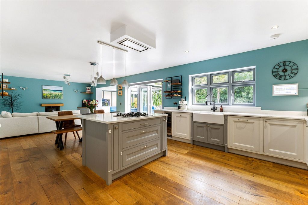 Property photo 3 of 15 Kitchen/Breakfast