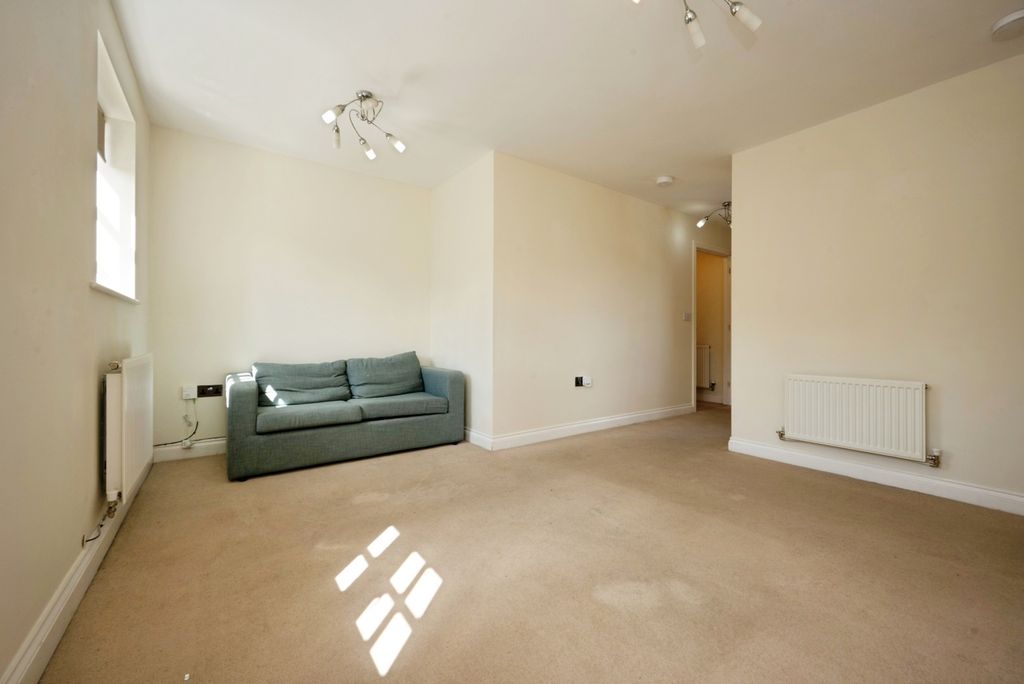 Property photo 3 of 16 Lounge