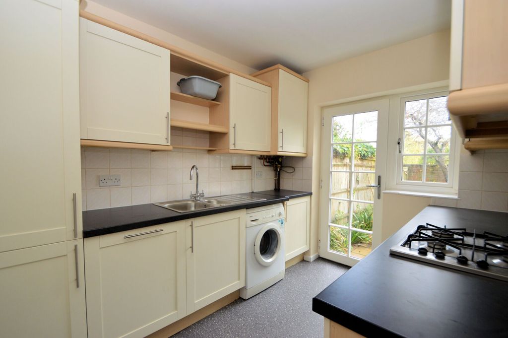 Property photo 3 of 10 Kitchen