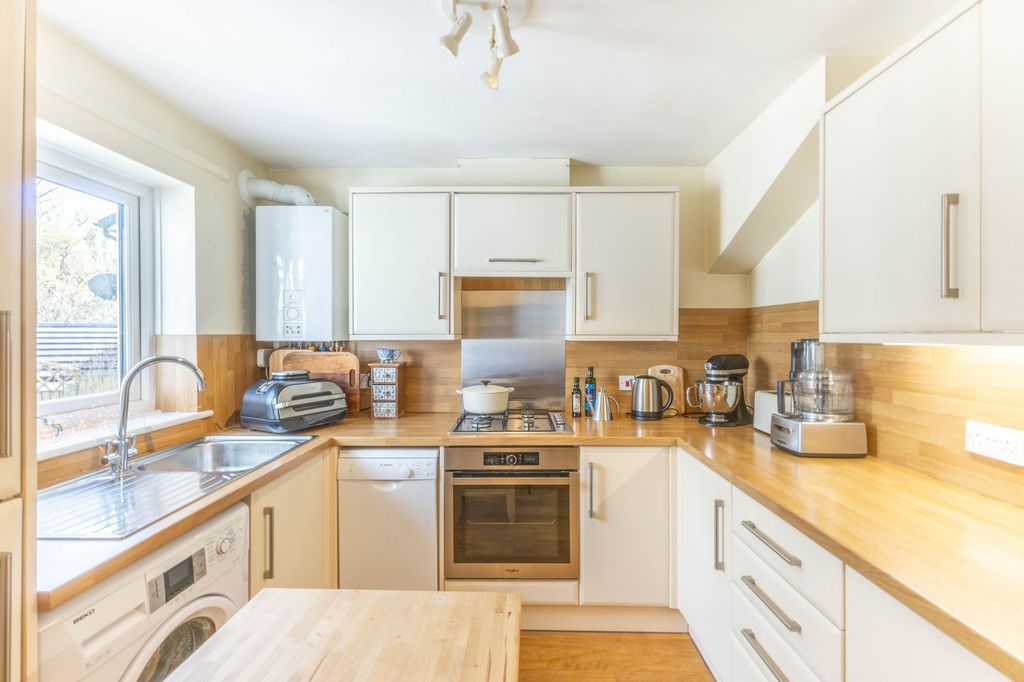 Property photo 2 of 34