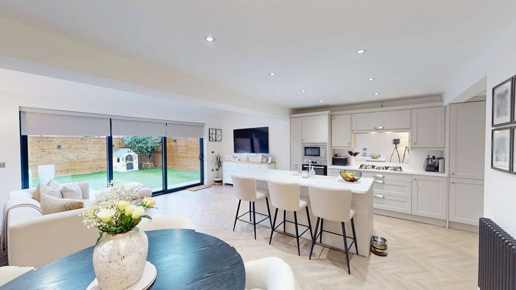 Property photo 3 of 20 Kitchen