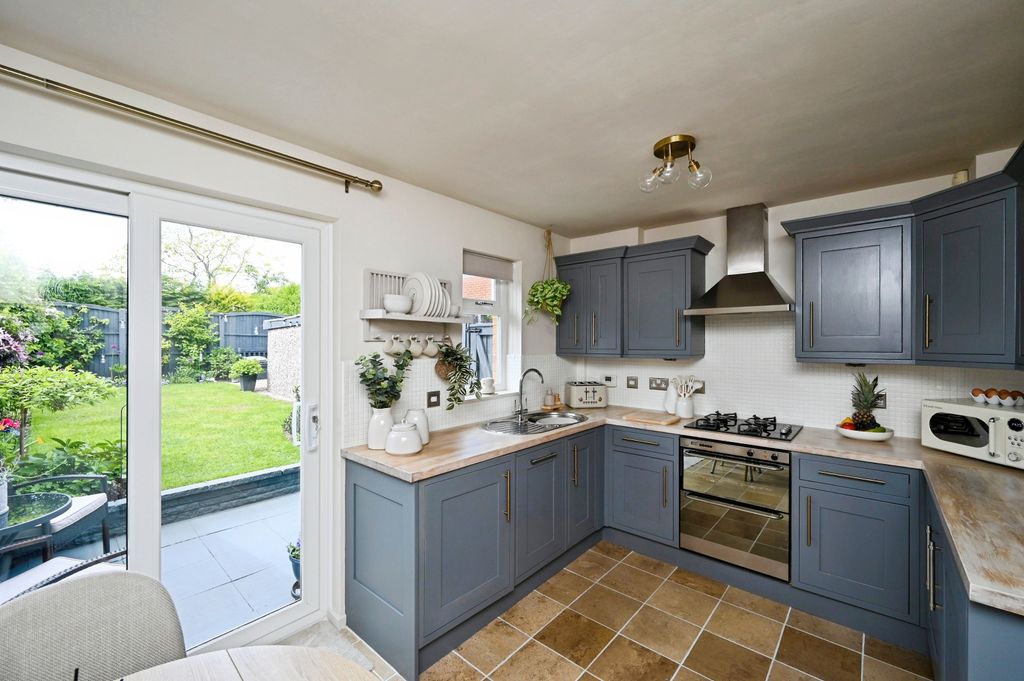 Property photo 2 of 19 Kitchen