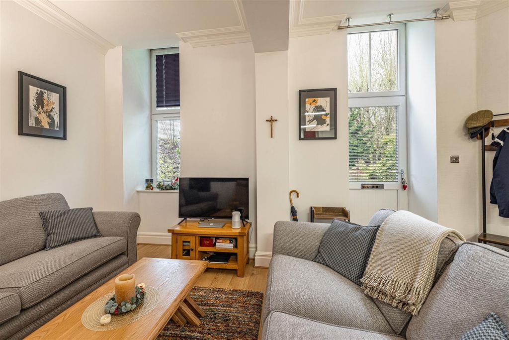 Property photo 3 of 18 92 Dingleton Apartments Melrose 06.Jpg