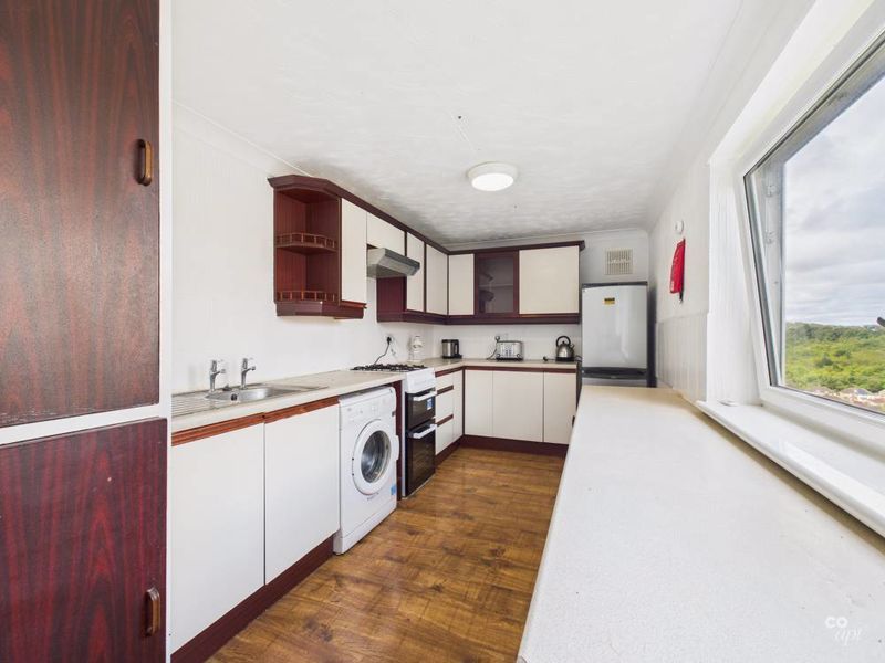 Property photo 3 of 10 Kitchen