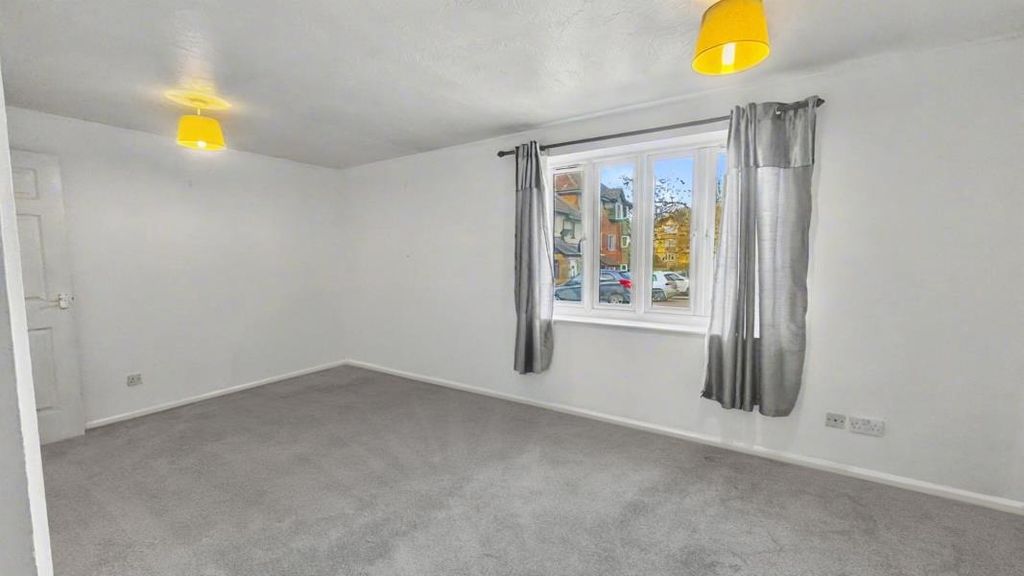 Property photo 2 of 8