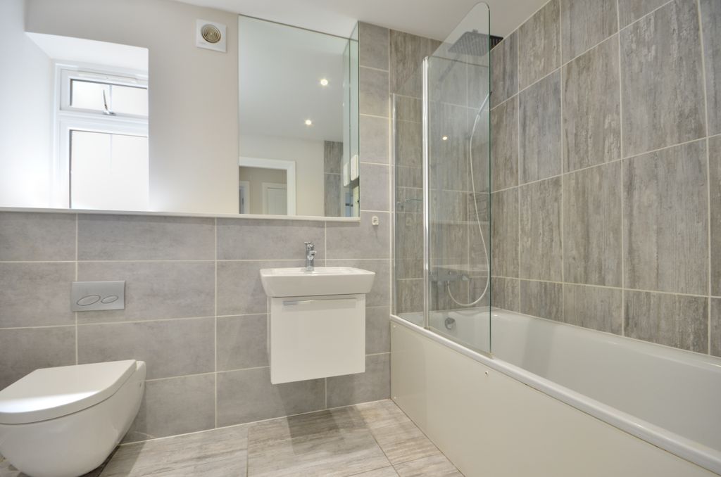 Property photo 2 of 8 Bathroom