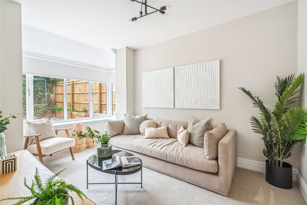 Property photo 3 of 14 Snug