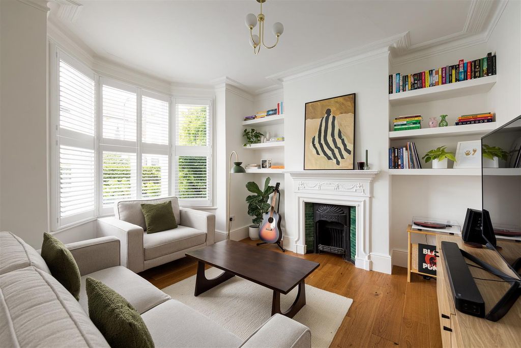 Property photo 2 of 36 Newport Road, E11