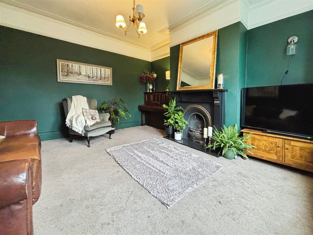 Property photo 3 of 41 Lounge