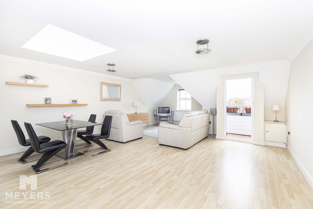 Property photo 2 of 26