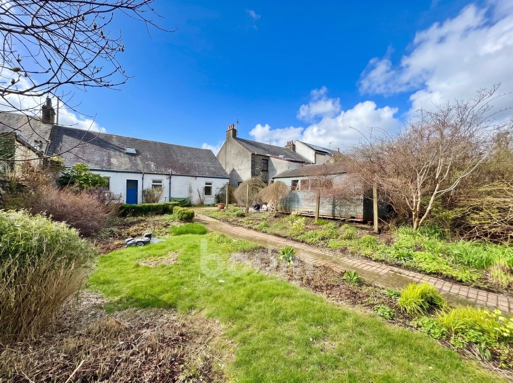 Property photo 2 of 24 Calder Street, Lochwinnoch Rear Garden Pic