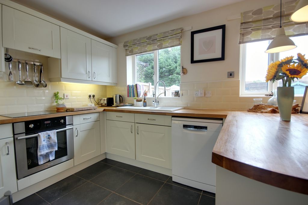 Property photo 3 of 20 1 Kit Din B