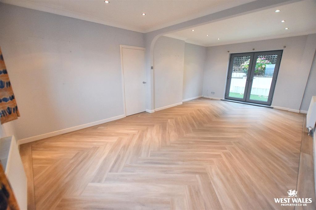 Property photo 3 of 21 11 - 2025-11-16T204359.887.Jpg