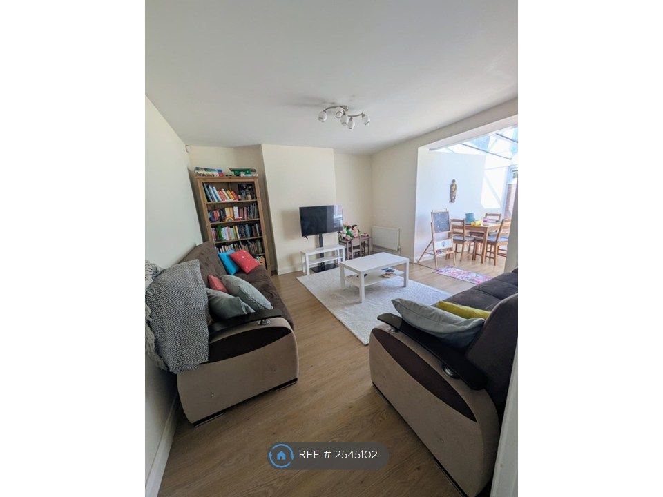 Property photo 3 of 18 Living Room