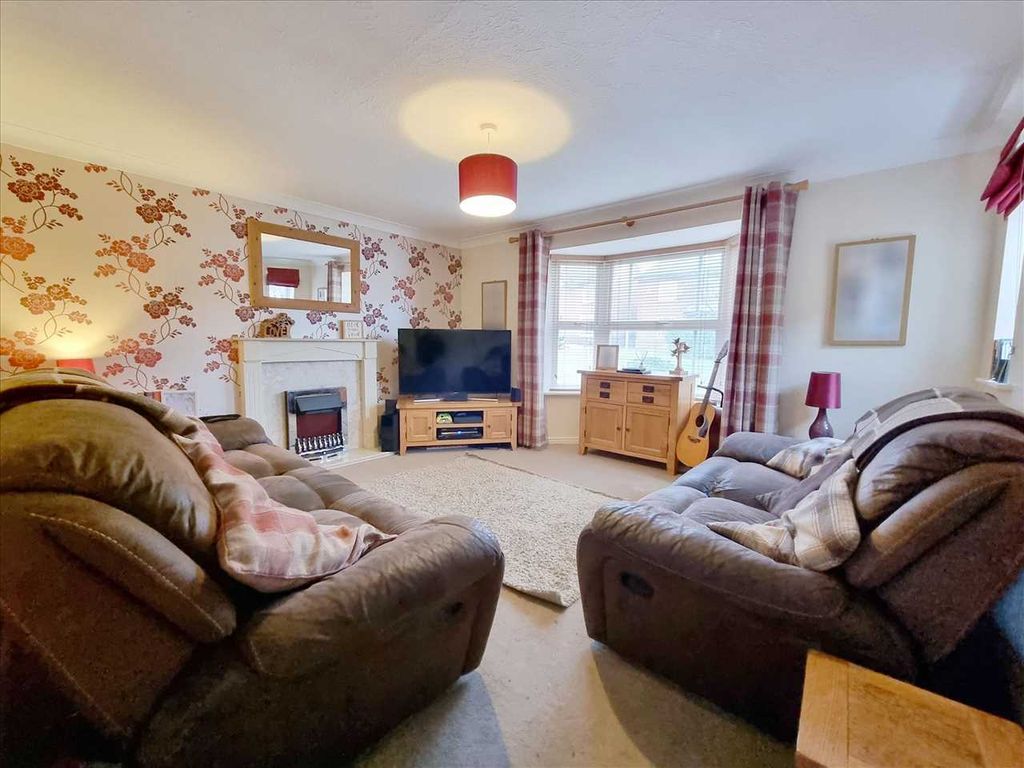 Property photo 2 of 11 Lounge: